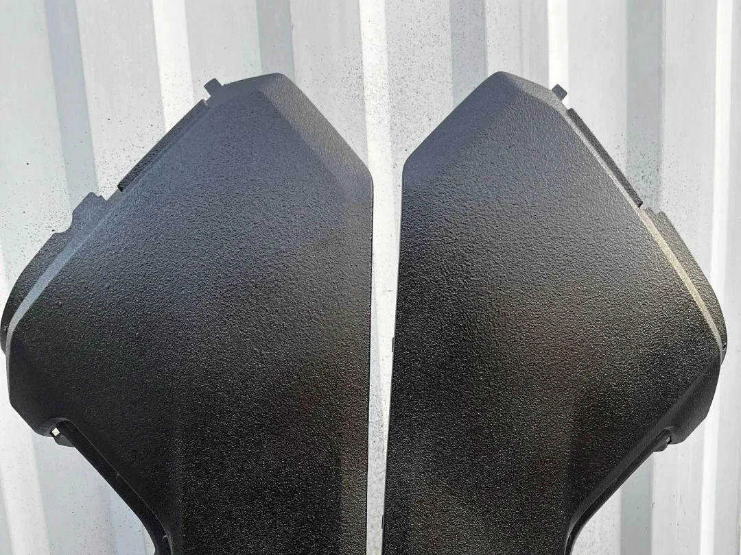 高光沢で保護性の高いラッカー塗装仕上げ