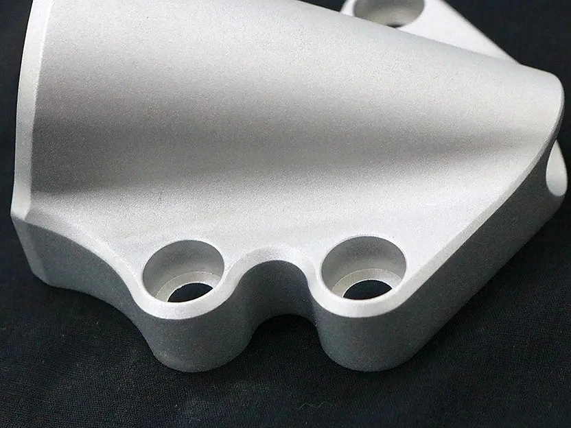 カスタム部品の必須表面前処理：サンドブラスト